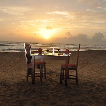 Laya Beach Hotel Wadduwa Exterior foto